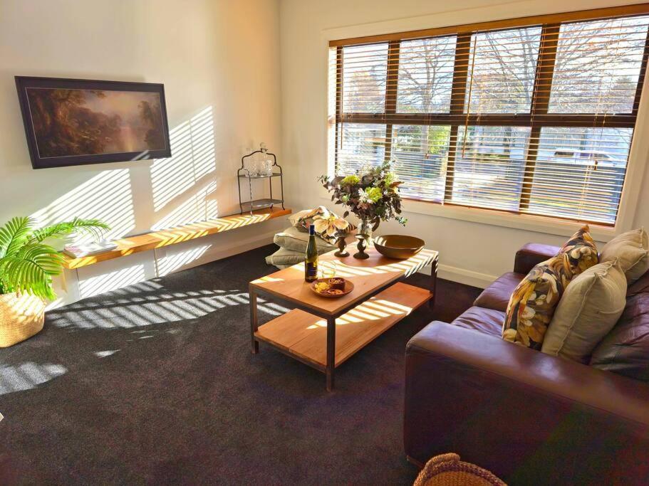 Apartment 2 - Haddin Court - Stunning Executive ブレナム エクステリア 写真